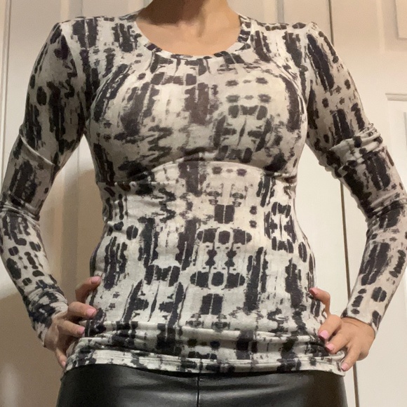 BCBG Max Azria lightweight long sleeve top xs - Picture 1 of 2